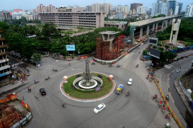 2 Temmuz 2021 'de Bangladeş' in Dhaka kentindeki Covid-19 Coronavirus tecridi sırasında boş bir yol manzarası. Bangladeşli yetkililer, koronavirüs enfeksiyonları ve koronavirüsle ilgili artışlar nedeniyle ülke genelinde bir hafta süresince genel tecrit uyguladı.