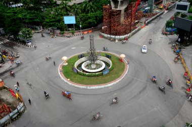 2 Temmuz 2021 'de Bangladeş' in Dhaka kentindeki Covid-19 Coronavirus tecridi sırasında boş bir yol manzarası. Bangladeşli yetkililer, koronavirüs enfeksiyonları ve koronavirüsle ilgili artışlar nedeniyle ülke genelinde bir hafta süresince genel tecrit uyguladı.
