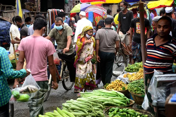 Lidé Shromáždili Trhu Zeleninou Během Přísného Uzavření Covid Coronavirus Dháce — Stock fotografie