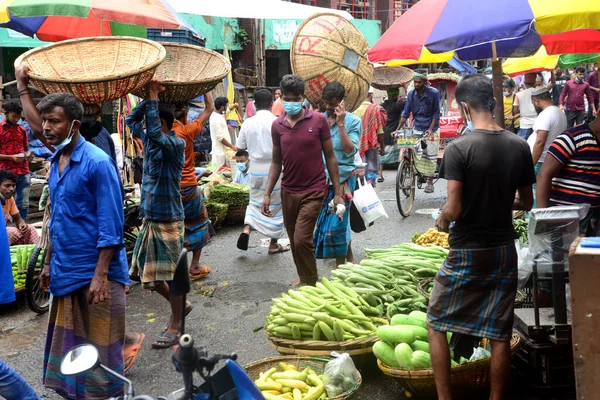 Volkeren Verzamelden Zich Groentemarkt Tijdens Strenge Covid Coronavirus Lockdown Dhaka — Stockfoto