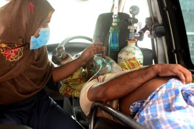 3 Temmuz 2021 'de Dhaka, Bangladeş' teki Dhaka Tıp Fakültesi Hastanesi 'nin önündeki ambulansta bekleyen Covid-19 adlı bir hasta tedavi için bekliyor..