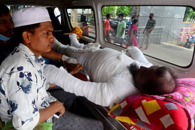 3 Temmuz 2021 'de Dhaka, Bangladeş' teki Dhaka Tıp Fakültesi Hastanesi 'nin önündeki ambulansta bir hasta bekliyor.