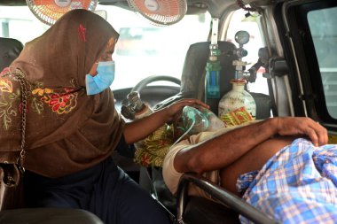 3 Temmuz 2021 'de Dhaka, Bangladeş' teki Dhaka Tıp Fakültesi Hastanesi 'nin önündeki ambulansta bekleyen Covid-19 adlı bir hasta tedavi için bekliyor..
