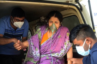 3 Temmuz 2021 'de Dhaka, Bangladeş' teki Dhaka Tıp Fakültesi Hastanesi 'nin önündeki ambulansta bekleyen Covid-19 adlı bir hasta tedavi için bekliyor..