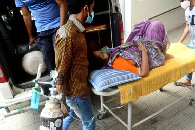 3 Temmuz 2021 'de Bangladeş, Dhaka' daki koronavirüs salgını sırasında tedavi görmek üzere Dhaka Tıp Fakültesi Hastanesi 'nde bir Covid-19 hastasını naklediyor.