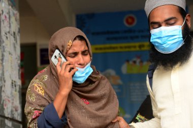 3 Temmuz 2021 'de Bangladeş, Dhaka' daki koronavirüs salgını sırasında yakınlarının ölümü için ağlayan insanlar