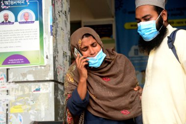 3 Temmuz 2021 'de Bangladeş, Dhaka' daki koronavirüs salgını sırasında yakınlarının ölümü için ağlayan insanlar
