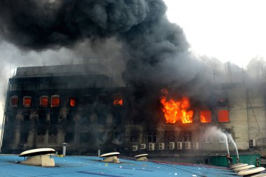 İtfaiyeci, 9 Temmuz 2021 'de Bangladeş' in Dhaka kentindeki Narayanganj ilçesindeki Hashem Gıda Limited fabrikasında çıkan yangını söndürmeye çalıştı. Polis, gıda işleme fabrikasında çıkan yangında en az 52 kişinin öldüğünü açıkladı.