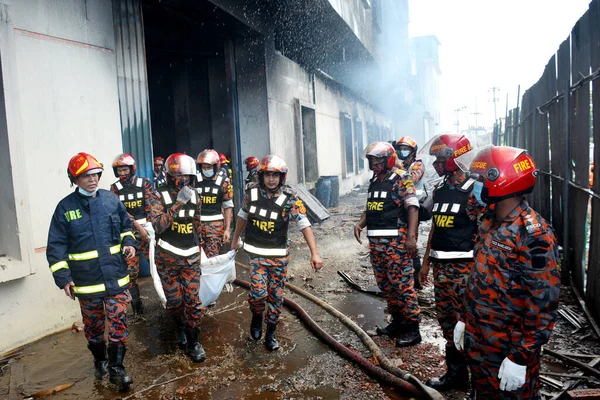 İtfaiyeciler 9 Temmuz 2021 'de Rupgonj, Narayangonj' daki Narayangonj Hashem Gıda Ltd fabrikasında çıkan yangın kurbanlarıyla birlikte ceset torbalarını taşıdılar. Polis, gıda işleme fabrikasında çıkan yangında en az 52 kişinin öldüğünü açıkladı..
