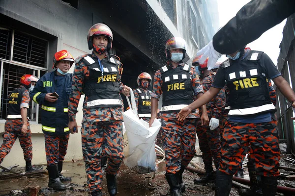 Los Bomberos Cambian Bolsas Cadáveres Con Víctimas Incendio Masivo Fábrica —  Fotos de Stock