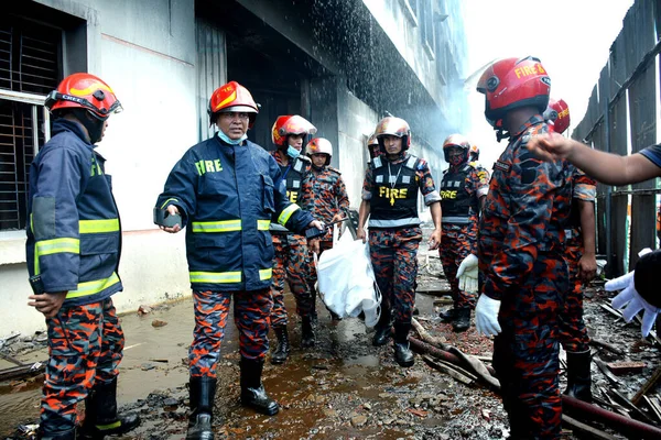 Los Bomberos Cambian Bolsas Cadáveres Con Víctimas Incendio Masivo Fábrica —  Fotos de Stock