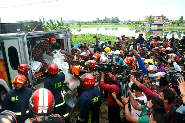 İtfaiyeciler 9 Temmuz 2021 'de Rupgonj, Narayangonj' daki Narayangonj Hashem Gıda Ltd fabrikasında çıkan yangın kurbanlarıyla birlikte ceset torbalarını taşıdılar. Polis, gıda işleme fabrikasında çıkan yangında en az 52 kişinin öldüğünü açıkladı..