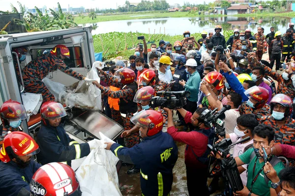 İtfaiyeciler 9 Temmuz 2021 'de Rupgonj, Narayangonj' daki Narayangonj Hashem Gıda Ltd fabrikasında çıkan yangın kurbanlarıyla birlikte ceset torbalarını taşıdılar. Polis, gıda işleme fabrikasında çıkan yangında en az 52 kişinin öldüğünü açıkladı..