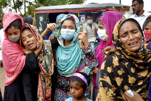 Akrabalar, 9 Temmuz 2021 'de Bangladeş' in Dhaka kentindeki Narayanganj ilçesindeki Hashem Gıda Limited fabrikasında çıkan yangın sonrasında kayıp şahıslarını bekliyorlar. Polis, patlak veren yangında en az 52 kişinin öldüğünü söyledi..