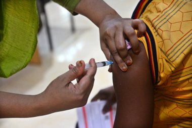 Bir sağlık çalışanı 24 Temmuz 202 'de Bangladeş, Dhaka' daki hastanede Covid-19 koronavirüsüne karşı bir doz Moderna aşısı olan bir adamı aşıladı.