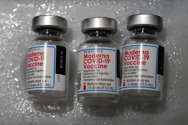 Frascos Vazios Vacina Moderna Contra Coronavírus Covid São Retratados Hospital — Fotografia de Stock