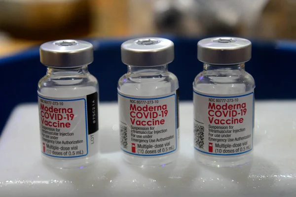 Covid Koronavírus Elleni Moderna Vakcina Üres Injekciós Üvegeit Bangladesi Dhaka — Stock Fotó