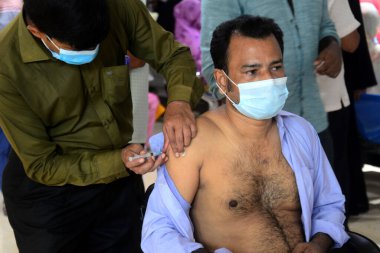 İnsanlar 22 Ağustos 2021 'de Bangladeş, Dhaka' daki Shamoli Aşı Merkezi 'nde yapılan toplu aşılar sırasında ikinci bir doz Moderna COVID19 aşısı alıyor..