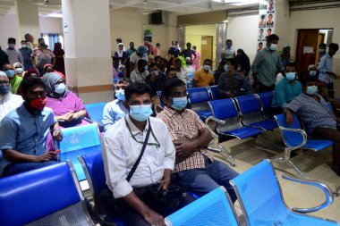 İnsanlar Dhaka, Bangladeş 'teki Shamoli aşı merkezinde 22 Ağustos 202' de yapılan toplu aşılar sırasında ikinci bir doz Moderna COVID19 aşısı için bekliyorlar.