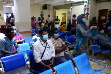 İnsanlar Dhaka, Bangladeş 'teki Shamoli aşı merkezinde 22 Ağustos 202' de yapılan toplu aşılar sırasında ikinci bir doz Moderna COVID19 aşısı için bekliyorlar.