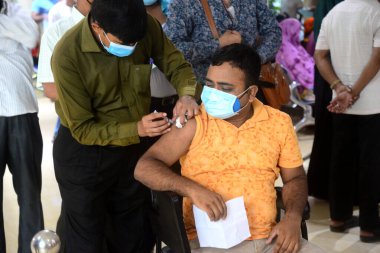 İnsanlar 22 Ağustos 2021 'de Bangladeş, Dhaka' daki Shamoli Aşı Merkezi 'nde yapılan toplu aşılar sırasında ikinci bir doz Moderna COVID19 aşısı alıyor..