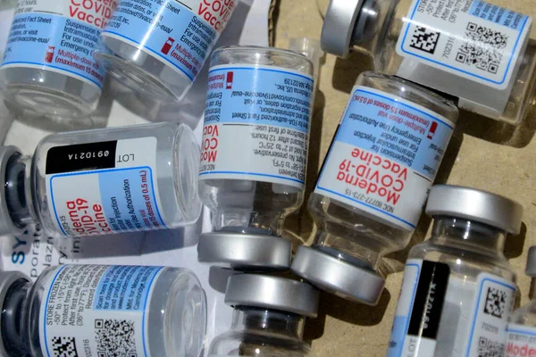 Frascos Vazios Vacina Moderna Covid19 Durante Campanha Vacinação Massa Centro — Fotografia de Stock
