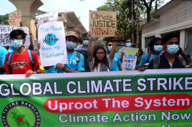 İklim aktivistleri ve destekçileri, 24 Eylül 2021 'de Dhaka, Bangladeş' te, Gelecek için Cuma günleri kapsamında küresel bir iklim grevi sırasında pankart sergiliyorlar..