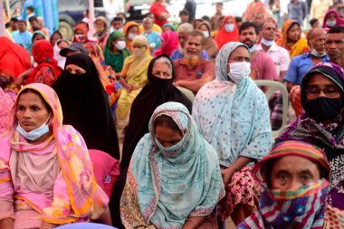 Bangladeş, Dhaka 'daki Korail Slum' daki geçici aşı merkezinde 28 Eylül 2021 'de bir doz Sinopharm COVID-19 aşısı olmayı bekliyorlar. Bangladeş Hükümeti 'nin ülke çapındaki toplu aşı programı 7,5 milyon enjekte etmeyi hedefliyor.