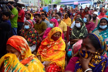 Bangladeş, Dhaka 'daki Korail Slum' daki geçici aşı merkezinde 28 Eylül 2021 'de bir doz Sinopharm COVID-19 aşısı olmayı bekliyorlar. Bangladeş Hükümeti 'nin ülke çapındaki toplu aşı programı 7,5 milyon enjekte etmeyi hedefliyor.