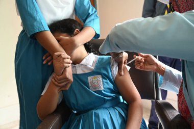 Bir öğrenci 12 Ekim 2025 'te Bangladeş, Dhaka' daki ulusal aşı kampanyası sırasında bir okul aşılama merkezinde tifo aşısı olur. Hükümet ilk kez ülke çapında tifo aşısı uygulamaya başladı..