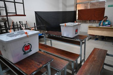 Dhaka, Bangladeş 'te 12 Şubat 2026' da yapılan 13. genel seçimlerde oy kullanan bir kadın seçmen.