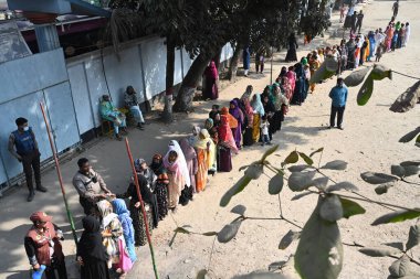 Kadın seçmenler, 12 Şubat 2026 'da Bangladeş' in Dhaka kentinde yapılan 13. genel seçimlerde sandık merkezinin önünde kuyrukta bekliyorlar..