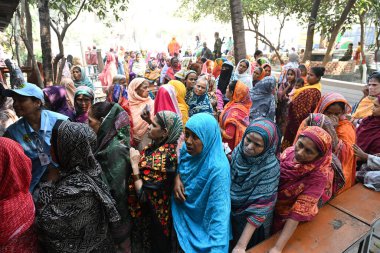 Kadın seçmenler, 12 Şubat 2026 'da Bangladeş' in Dhaka kentinde yapılan 13. genel seçimlerde sandık merkezinin önünde kuyrukta bekliyorlar..