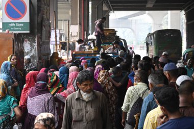 Bangladeş 'in Dhaka kentindeki Trading Corporation of Bangladesh (TCB) tarafından işletilen kamyonlardan devlet destekli esasları satın almak için 25 Şubat 2026 tarihinde insanlar uzun kuyruklarda toplandı. Program, düşük fiyatlar için sübvansiyonlu fiyatlarda temel öğeler sunar