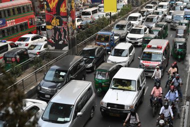 Bangladeşliler 4 Mart 2026 'da Bangladeş' in Dhaka kentindeki kutsal Ramazan ayında büyük bir yolda trafik sıkışıklığına yakalandılar. Çalışma saatleri ayarlandıkça trafik daha da kötüleşiyor. İşçilerin eve erken gelip oruç tutmalarına olanak sağlıyor..