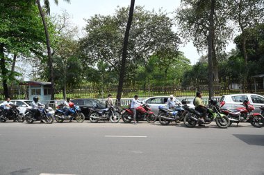 İnsanlar 14 Mart 2026 'da Dhaka, Bangladeş' teki bir benzin istasyonunda araçlarına yakıt ikmali yapmak için kuyruğa giriyorlar. Bangladeş 8 Mart 'ta yakıt dağıtımını başlatırken, Orta Doğu' daki savaş nedeniyle enerji krizi derinleşiyor ve benzin istasyonlarında uzun kuyruklar oluşuyor.