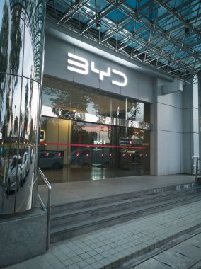 Singapur - 23 Ekim 2025: Çinli çevre dostu elektrikli araba üreticisi BYD logosu, Toa Payoh kasabasındaki bir galerinin önünde.
