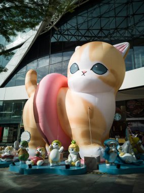 Singapur - 29 Ekim 2025 Plaza Singapura 'da, 8 metre boyunda, şişme ve şişme donut Mofusand isimli iri gözlü, tüylü bir zencefilin detayları.