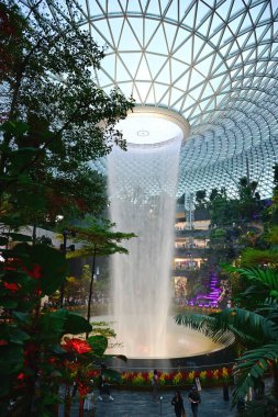 Singapur, 19 Şubat 2026 Jewel Rain Vortex, Jewel Changi Havaalanı Singapur 'un içindeki dünyanın en uzun kapalı şelalesi. Doğa, perakende ve havacılık turizmini birleştiren ikonik mimari dönüm noktası