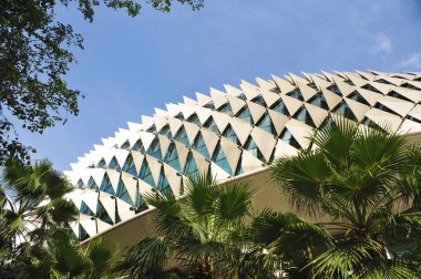 Singapur, 10 Ocak 2020: Durian binası olarak bilinen Singapur Körfezi 'ndeki Esplanade Tiyatrosu' nun düşük açılı görüntüsü, kendine özgü üçgen güneş gözlükleri ve modern tropikal mimariye sahiptir.