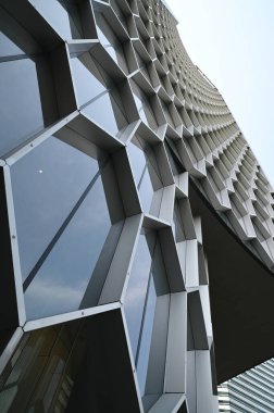 Singapur, 23 Aralık 2017: Singapur 'daki DUO Kulesi' nin dış cephesinde Ole Scheeren tarafından tasarlanan ikonik altıgen bal peteği cephesi yer alıyor. Yenilik, iş ve kentsel büyümeyi sembolize eden modern mimari dönüm noktası