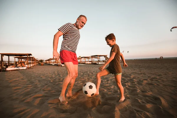 Счастливые Отец Сын Играют Футбол Пляже Весело Проводя Время Семьей — стоковое фото