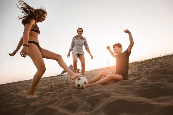 快乐的家庭在沙滩上踢足球 暑假有很好的家庭时光 — 图库照片