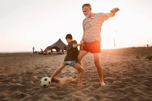 Счастливые Отец Сын Играют Футбол Пляже Весело Проводя Время Семьей — стоковое фото