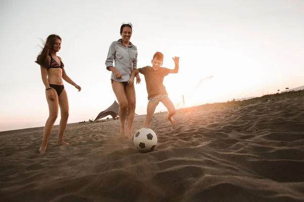 Glückliche Familie Spielt Fußball Strand Und Genießt Schöne Familienzeit Den — Stockfoto