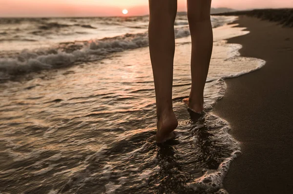 Vrouw Wandelen Het Strand Bij Zonsondergang — Stockfoto