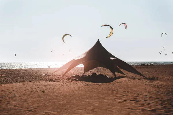 Цветная Палатка Кайтсерферов Песчаных Берегах Моря — стоковое фото