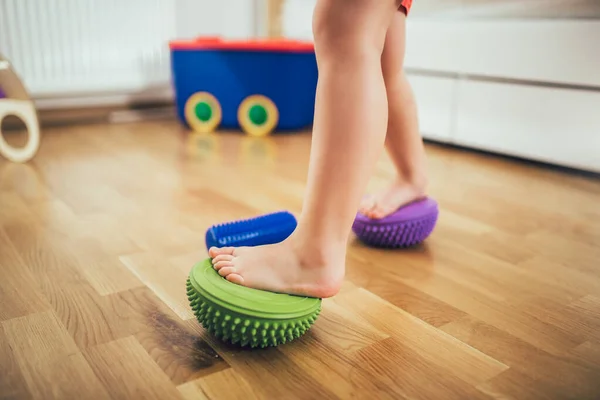 Platvoeten Correctie Oefening Meisje Lopen Spiked Half Balans Massage Ballen — Stockfoto