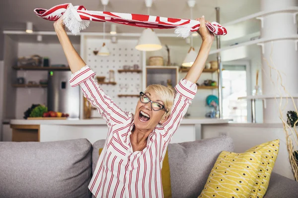 老人は感情的にテレビでサッカーを見て家で勝利を祝う — ストック写真