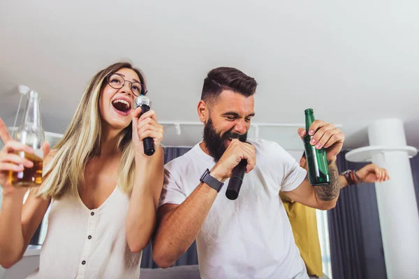 Grupo Amigos Divirtiéndose Casa Están Bebiendo Cerveza Tomando Karaoke — Foto de Stock